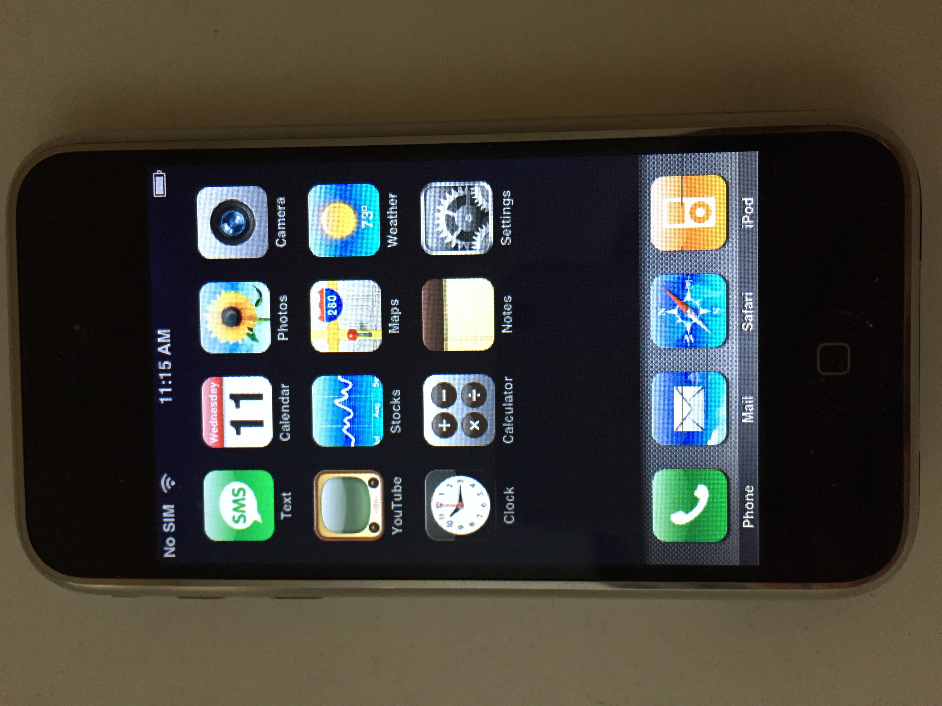 Старый iphone apple. IOS 1 на iphone. Iphone os 1.0. Iphone 1 2007. Iphone 1 1.